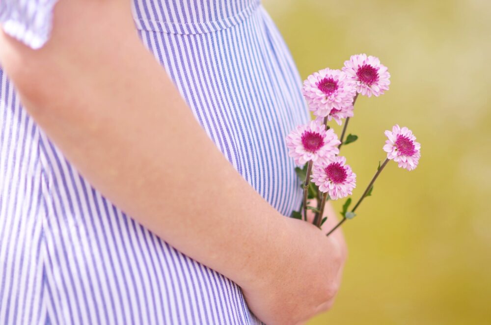 花をもつ妊婦